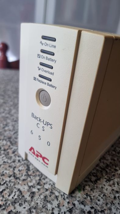 UPS APC Back‑UPS CS 650 – Funciona, mas sem bateria