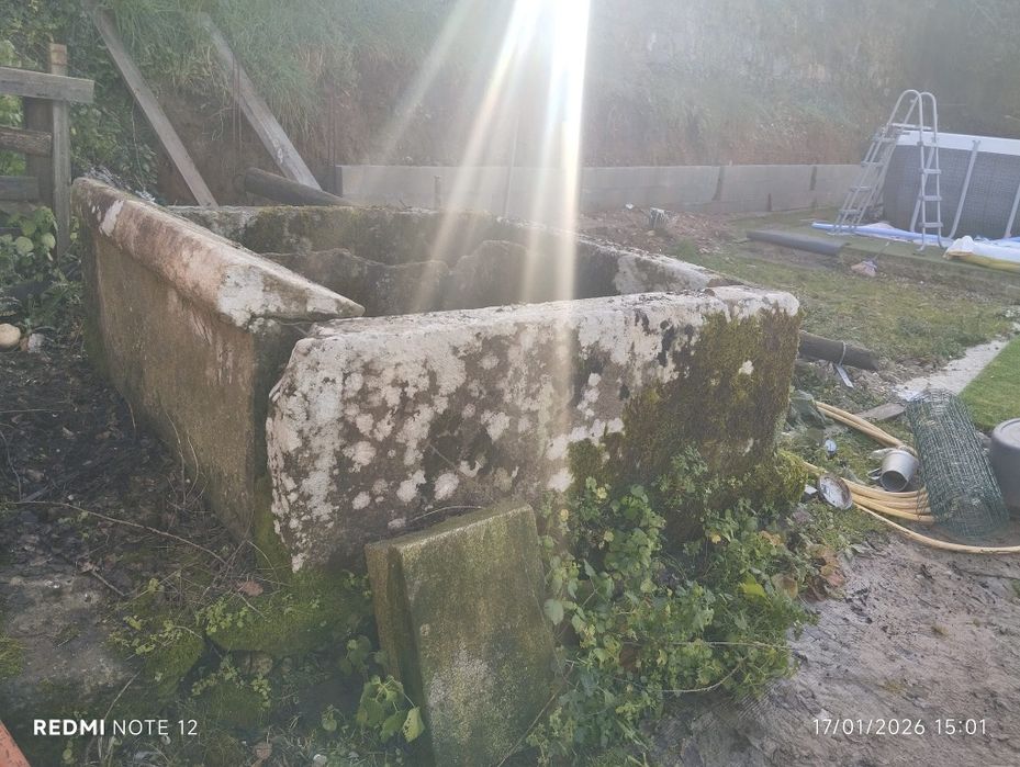Tanque de pedra antigo em bom estado