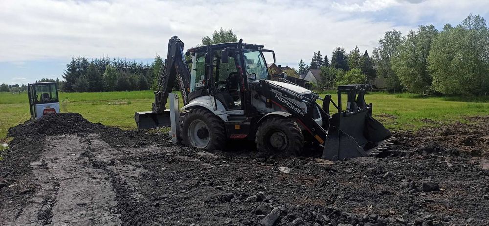 Wynajem maszyn budowlanych – minikoparka z młotem, wiertnicą