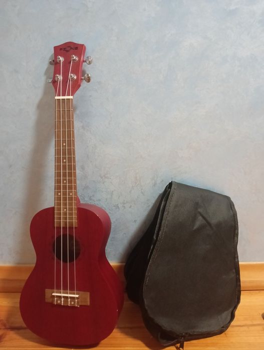 Продаю акустическое укулеле