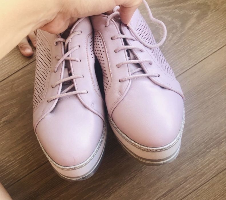 Кросівки від Estro