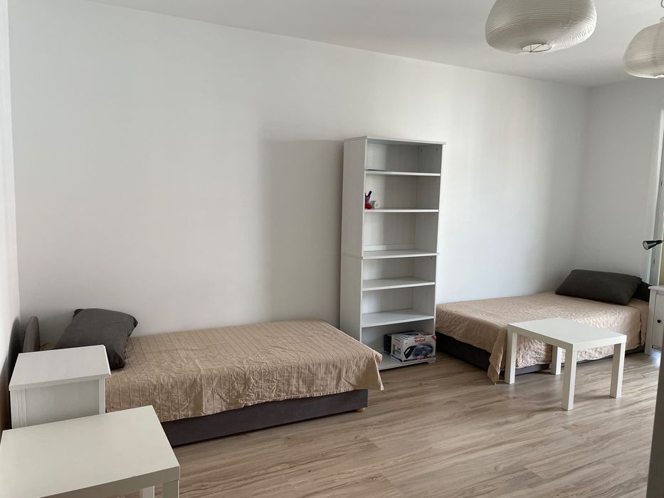 Duży pokój dwuosobowy z miejscem garażowym w centrum