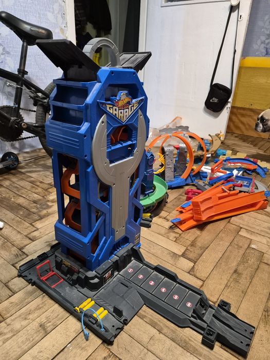 Вживаний набір Hot Wheels Mega Garage з треками