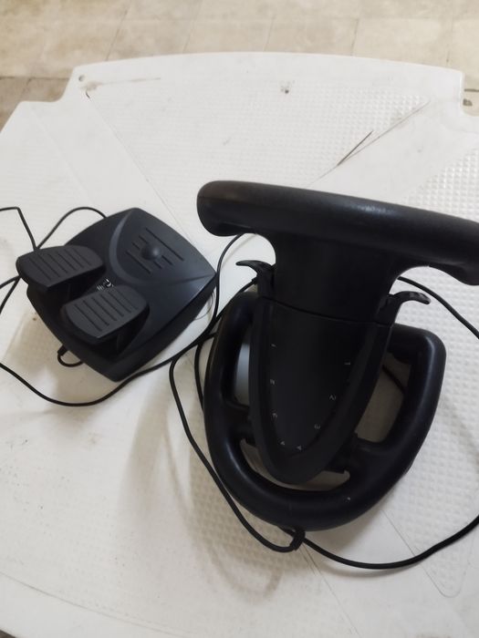 Volante com mudanças e pedais
