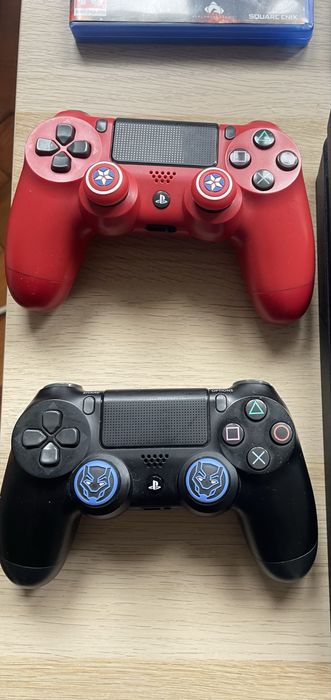 PS4 Slim 1 TB + 2 Comandos + 2 Jogos