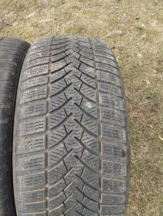 Продам зимові шини 215 55 r16