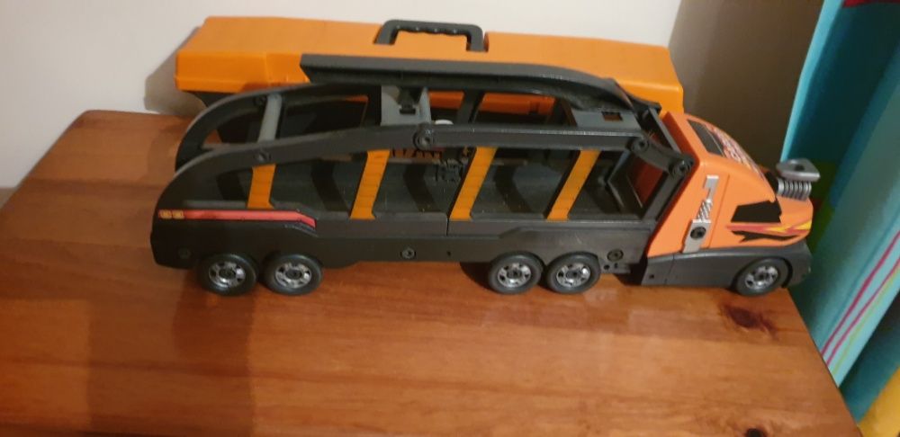 Camião transporte de carros com caixa de arrumação