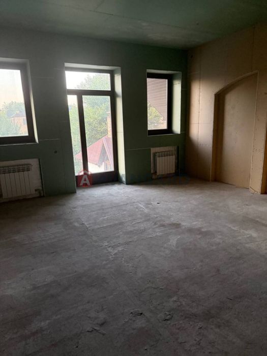 Продам дом 200 м2 с бассейном и баней в начале Обуховки.