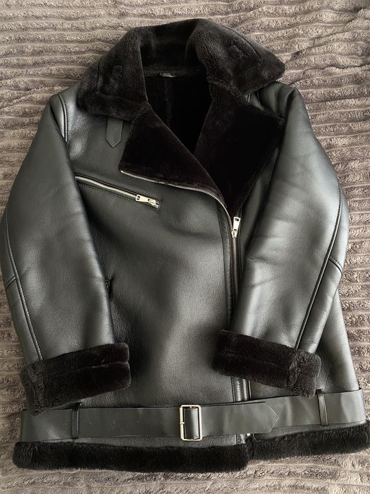 Дубленка жіноча чорного кольору