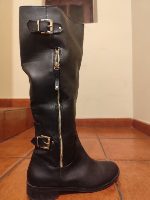 Bota preta até ao joelho