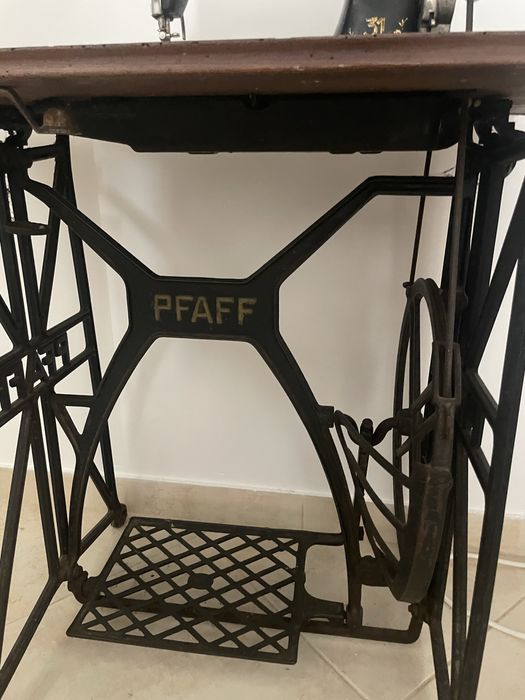 Máquina de Costura Antiga Pfaff Clássica (Modelo 31) com Base em Ferro