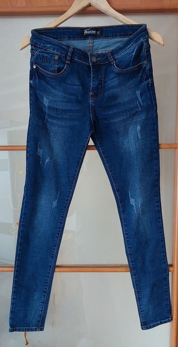 Джинсы почти новые, одевались пару раз. Стрейч.