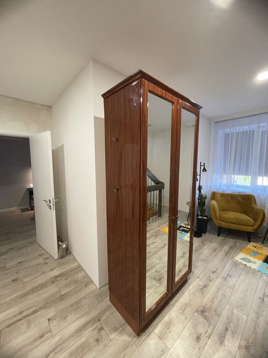 Продам дзеркальну шафу