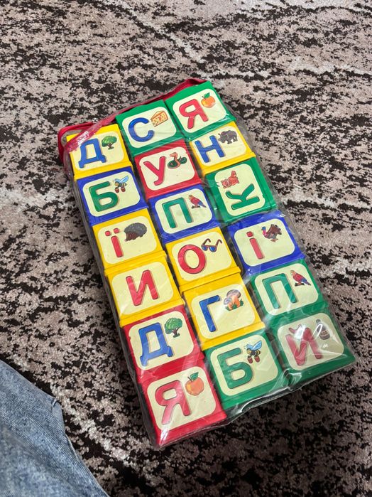 Кубики з літерами