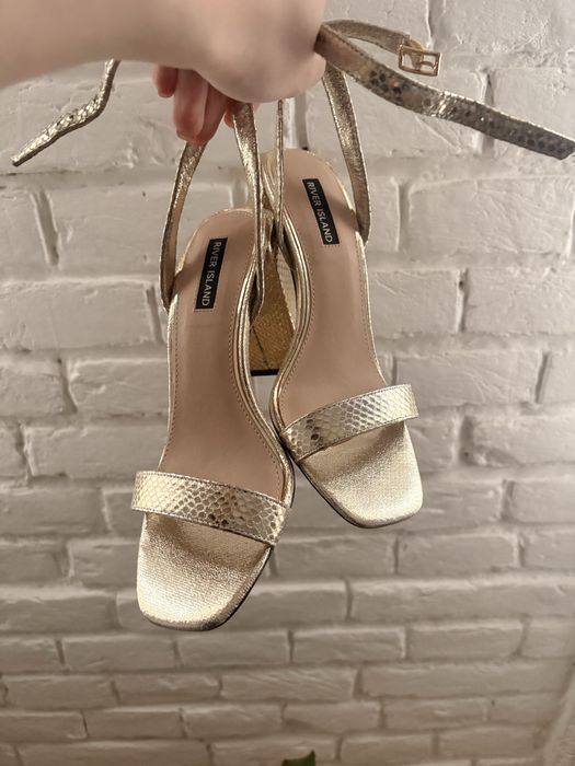 Босоніжки золотистого кольору 38 розмір