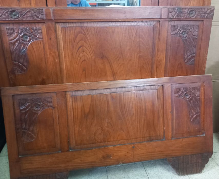 Mobilia antiga de castanho.