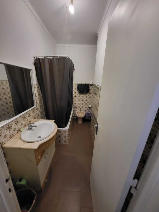 Quarto Grande para Individual, Casal ou Partilhado SEM CALÇÃO