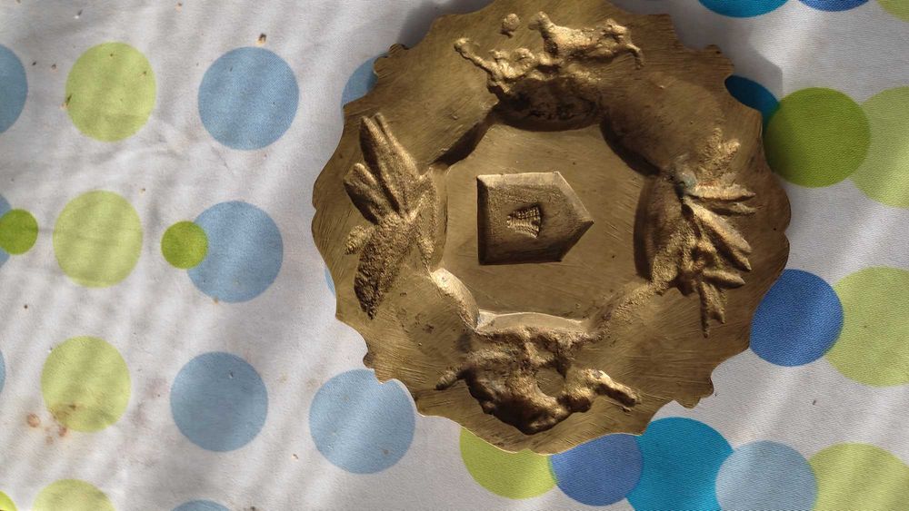 Emblema nacional em metal