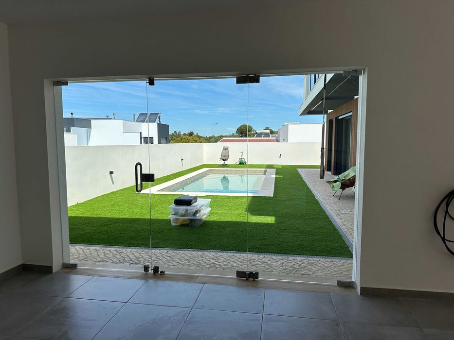 Moradia T4 Nova 2024 com Piscina — Setúbal, 10 min St Peter's School