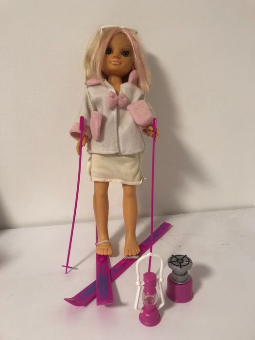 Nancy com bicicleta,com patins e esqui