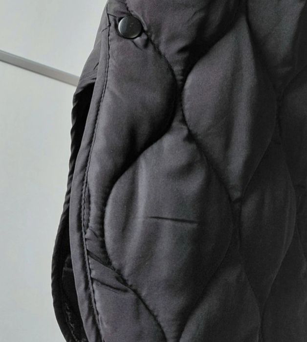 Czarny długi z kapturem bezrękawnik M