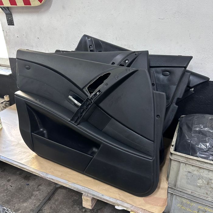 Bmw 5 e60 boczki tapicerki drzwi czarna skóra komplet