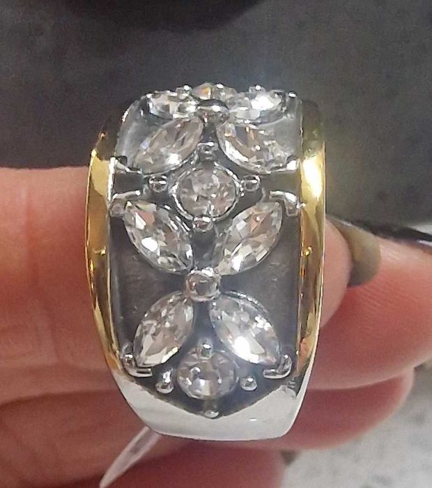 Anel modelo tashi com pedras