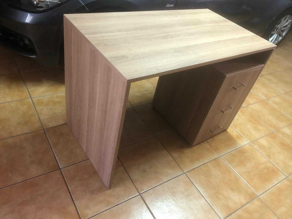 Secretária com módulo de 3 gavetas