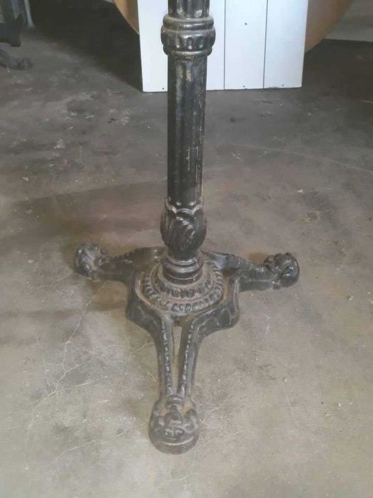 2 Mesas de pé alto em ferro fundido