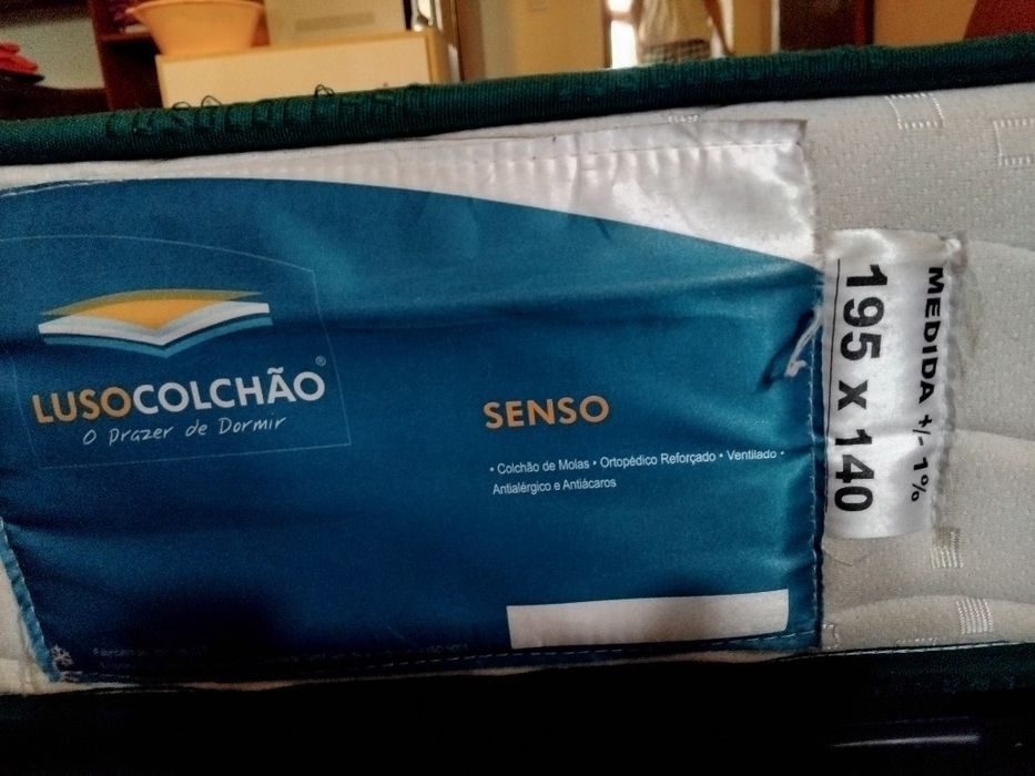 Cama de casal com colchão duas mesas de cabeceira