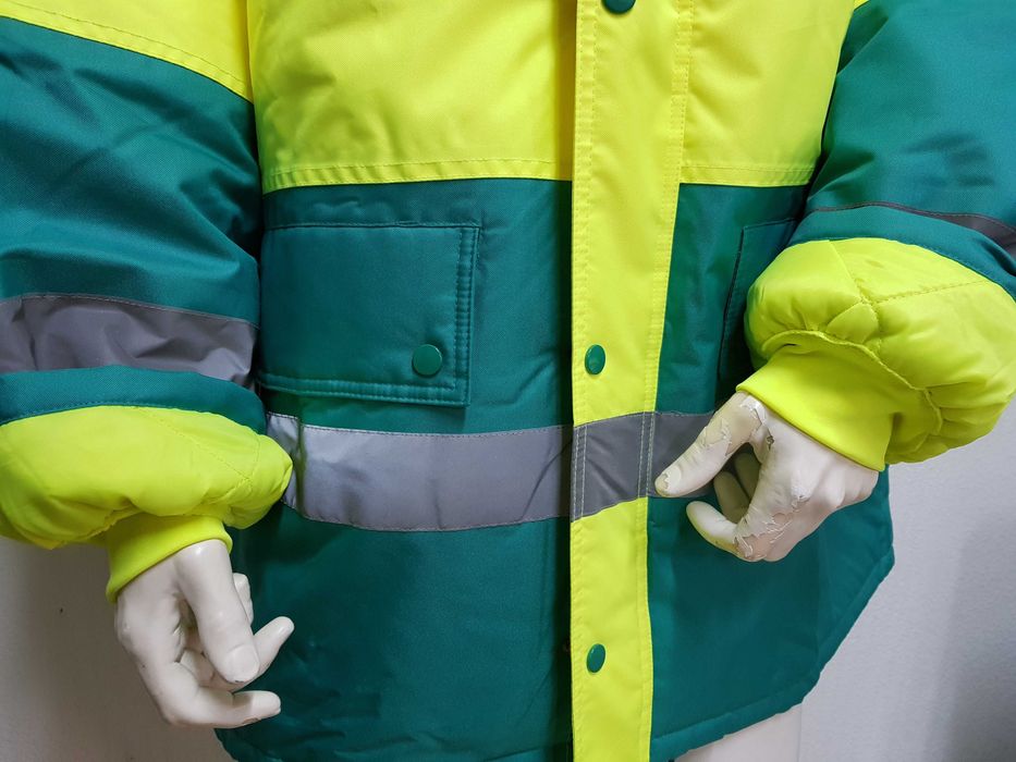 Parka verde c/ amarelo, acolchoada, impermeável, com refletores.64286365710979122