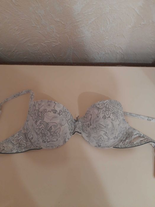 Лот лівчиків бюстгалтерів