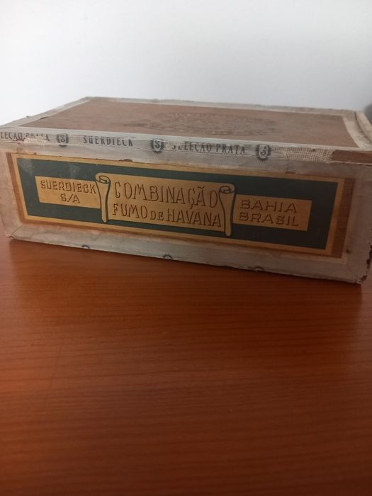 Caixa de charutos muito antiga em madeira