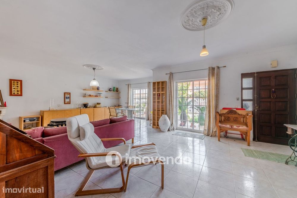 Moradia T4, com áreas amplas e jardim, em Faro