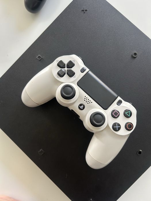 Ps4 com 2 comandos e jogos