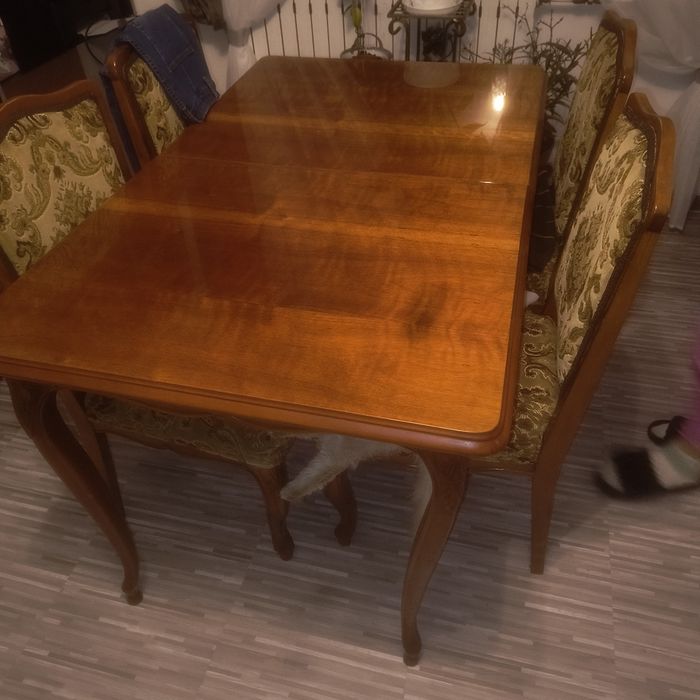 Sofa z fotelami stół i krzesła
