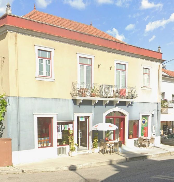 Aluga-se café espaço comercial 112m2