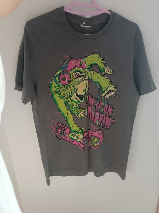 T-shirt Cinza com Estampa Gráfica (Macaco Skater) Puma