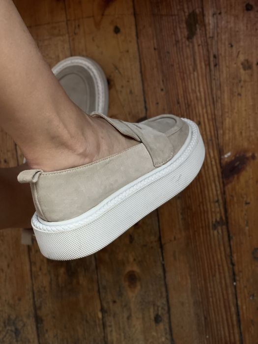 Бежеві замшеві лофери