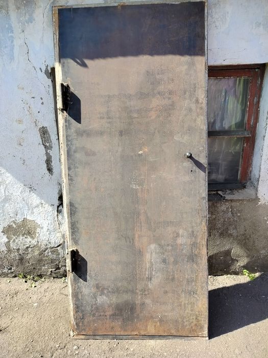Продам входную дверь железная