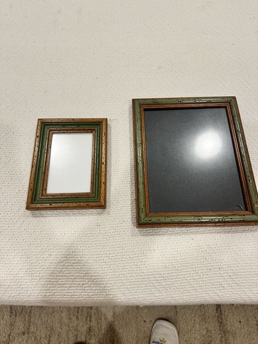 Vendo conjunto de 2 molduras em tom castabho d verde em madeira