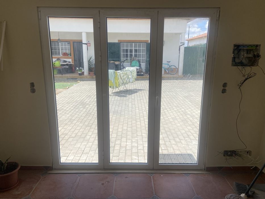 Porta em PVC com vidros duplos arco em branco. Abri em três folhas.