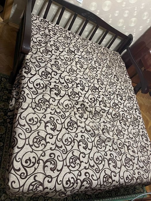 Диван зменшеної довжини, дерев'яний каркас, розкладний уперед, шухляда