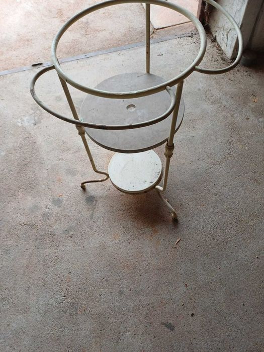 Estrutura de lavatório antigo em ferro