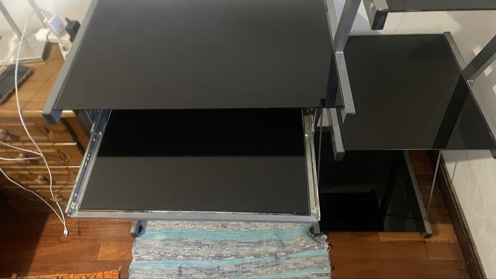 Mesa de quarto em vidro preto