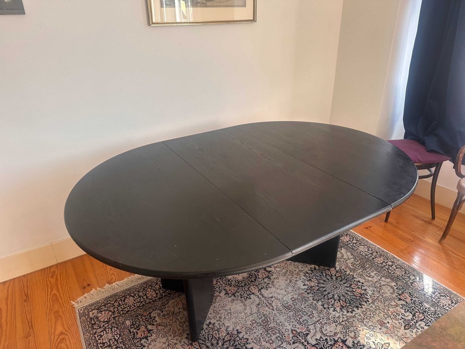 OPORTUNIDADE VINTAGE: Mesa de Jantar Extensível em Madeira Maciça (Preta) – Lisboa