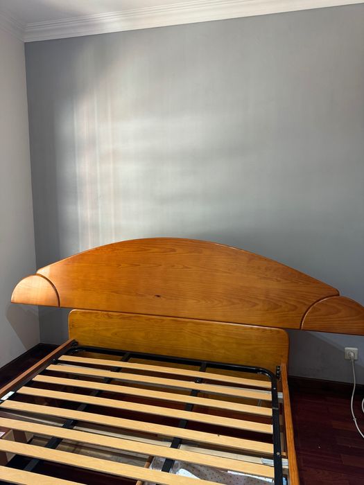 Cama de casal com mesinhas de cabeceira