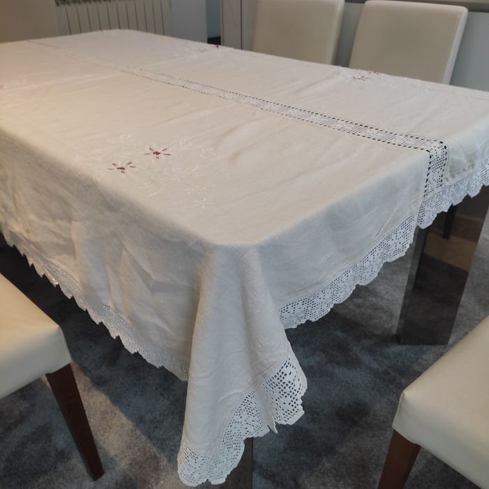 Duas toalhas de mesa em linho, crochê e bordado