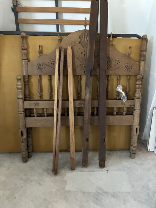Cama  em madeira trabalhada