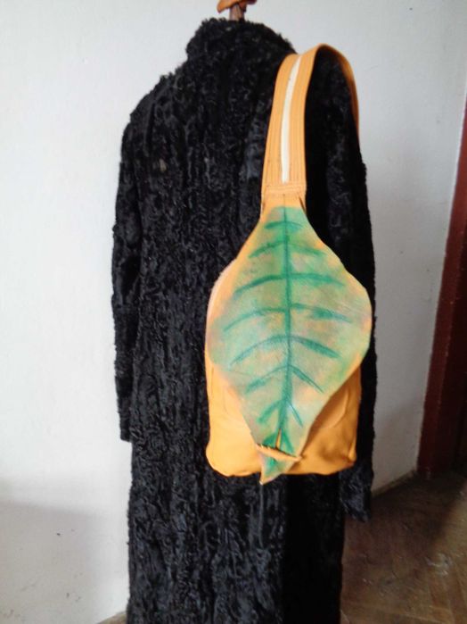 Artystyczny skórzany plecak z liściem.  Handmade